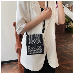 Mini-Umhängetasche in Schwarz mit Silber-Strasssteinen zum weißen Blazer für modisches Styling