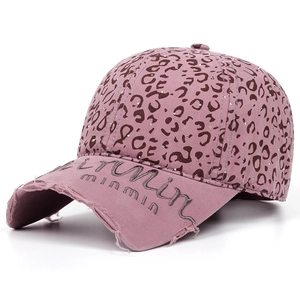 Dettaglio cappello leopardato con ricamo minmin e piccole decorazioni in strass