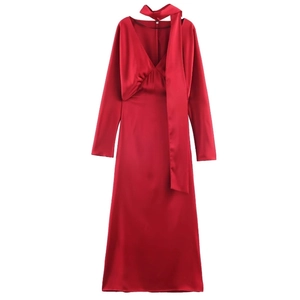 Robe longue rouge en satin à manches longues avec col en V et écharpe assortie