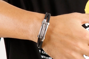 Détail du bracelet double épaisseur en cuir tressé noir avec fermoir magnétique argenté