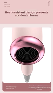 Dettaglio dell'ugello per asciugacapelli rosa con anello isolante per sicurezza bambini