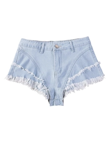 Pantaloncini di jeans azzurri a vita alta con frange e taglio a V su sfondo bianco neutro
