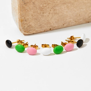 Orecchini a perno minimalisti in smalto colorato macaron con supporti in metallo dorato