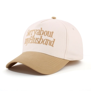 Detail der Sorry About My Husband Stickerei auf beige-khakifarbener Trucker Cap
