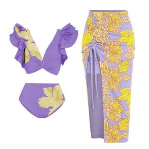 Costume tre pezzi floreale con top a volant a V, bikini a vita alta e gonna con spacco