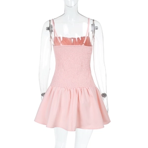 Détail de la texture du tissu froncé rose sur une robe courte sexy dos nu trapèze