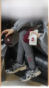 Détail du bord-côte et de la broderie lettre C contrastée sur chaussettes en coton