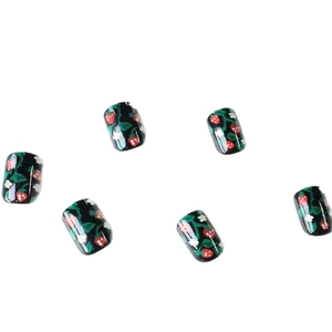 Faux ongles carrés courts avec motifs de fraises et fleurs sur fond noir brillant