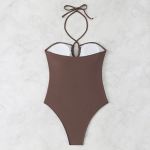 Détail du maillot de bain dos nu marron foncé avec décolleté plissé et rembourrage doux