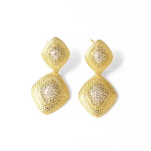 Pendientes largos vintage bañados en oro con pavé de circonitas y diseño de rombos
