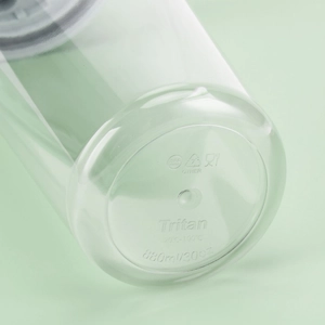 Detail of 880ml Tritan water bottle base showing BPA-free material and temperature range