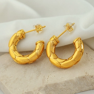Modische goldene C-förmige Creolen mit geprägter Schlangenhaut-Textur für Damen im Set
