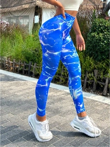 Détail du legging de yoga taille haute tie-dye bleu vif avec motif marbré