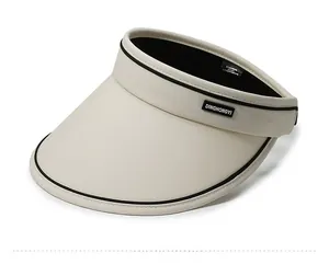 Détail de la visière blanc cassé avec passepoil noir et logo de marque sur le côté