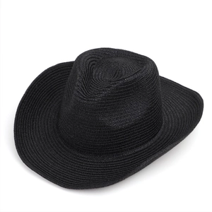 Dettaglio della trama intrecciata e della tesa curva di questo cappello cowboy in paglia nera