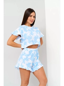 Dettaglio completo del set lounge tie-dye blu e bianco con pantaloncini e tessuto morbido
