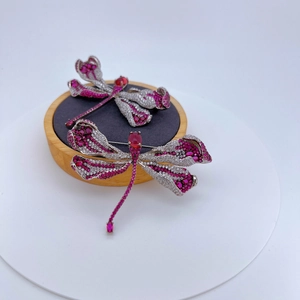 Versilberte Libellen-Brosche mit lila und weißen Zirkonia-Kristallen im 2er-Set