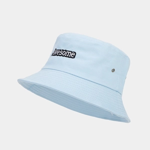 Détail d'un bob en coton bleu clair avec broderie Awesome et œillets métalliques