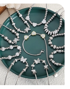 Détail des breloques cœur en argent et perles en zircone sur des bracelets tendance