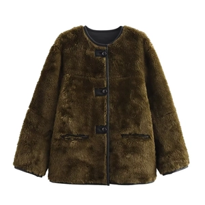 Vue détaillée de la texture de la veste en fausse fourrure avec bordures en cuir noir