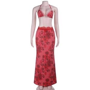 Détail du haut de bikini rouge à fleurs et jupe longue avec bordure en dentelle
