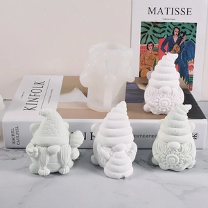 Détail du moule en silicone pour nain DIY avec des modèles de nains en plâtre fini