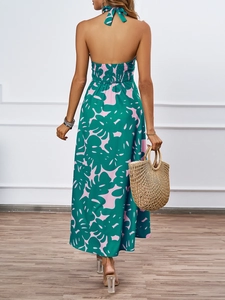 Vue arrière d'une robe maxi dos nu avec imprimés floraux tropicaux verts et roses