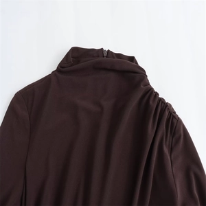 Detail eines Midi-Kleides mit Stehkragen, eleganter Schulterraffung und Reißverschluss