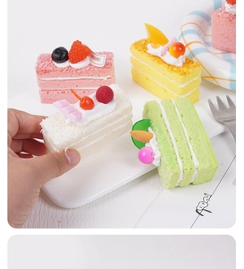 Vue détaillée d'un gâteau mousse artificiel avec des fruits réalistes et des textures fines