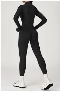 Vue arrière d'un ensemble de yoga noir sans couture avec legging et veste zippée