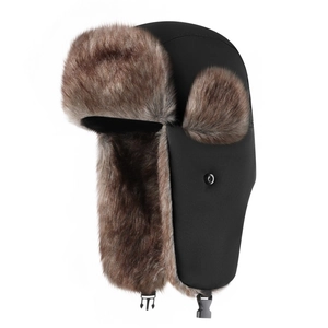 Détail du chapeau trappeur noir imperméable avec doublure en fausse fourrure brune et sangle