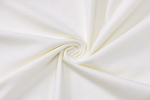 Macro della trama del tessuto a maglia bianco con piega a spirale del vestito