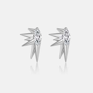 Vue macro des boucles d'oreilles en argent avec zircon marquise et design d'étoile