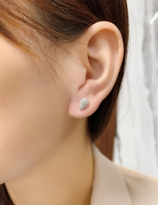 Gros plan de boucles d'oreilles gouttes en argent S925 avec micro-pavage de zircons