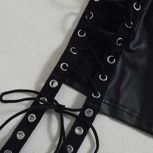 Vue détaillée du design à lacets noirs avec œillets métalliques sur robe moulante enduite
