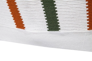 Makroaufnahme von gestreiftem Strickstoff mit orangefarbenen Texturdetails