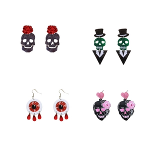 Set di orecchini di Halloween in acrilico con teschio gotico, rosa e pendenti a bulbo