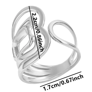 Vue détaillée de la bague coeur avec dimensions de 2,2 cm de haut et 1,7 cm de diamètre