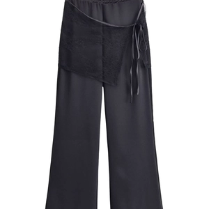 Pantalon large noir à la mode avec détails en dentelle et finition satinée lisse