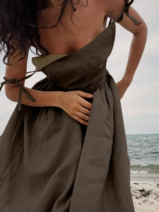 Robe longue élégante en coton vert olive avec col en V, bretelles nouées et volants