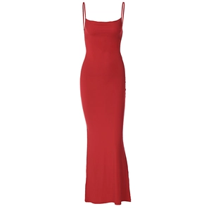 Elegante abito lungo rosso estivo con vestibilità aderente e design con schiena scoperta