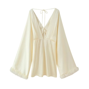Robe courte en satin crème avec col en V, poignets en plumes blanches et dos ouvert à nouer