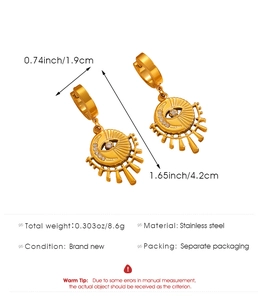 Detailansicht goldene Evil Eye Ohrringe mit Zirkonia-Akzenten und Maßangaben