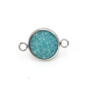 Macrodetail van blauwe druzy steen connector met zilveren afwerking voor sieraden