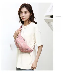 Gros plan du sac de poitrine en nylon rose avec lettres laser colorées et fermetures