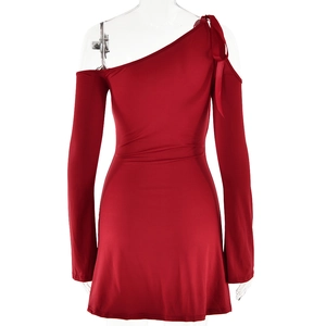 Detalle de vestido corto rojo con hombros descubiertos, manga larga y nudo elegante