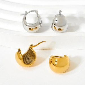 Boucles d'oreilles créoles polies dorées et argentées sur supports géométriques