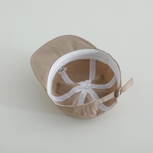 Détails de l'intérieur de la casquette bébé kaki avec bandeau et boucle de réglage en métal