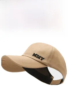 Détail de la visière de sport kaki avec broderie MDIY et bord incurvé structuré