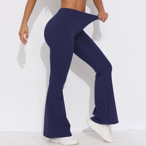 Detail der Yoga-Schlaghose mit hoher Taille zeigt dehnbares Material am Modell